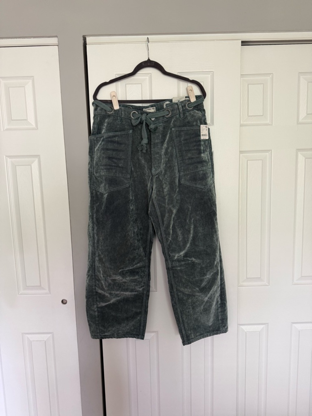 We The Free Moxie Flocked Pull-On Barrel Jeans mountain green SZ 30 - Picture 2 of 4